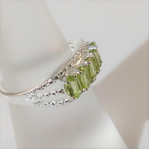 Peridot 1.4 Carats tw Ring in Sterling Silver Size 6-1/4 - Picture 3 of 8